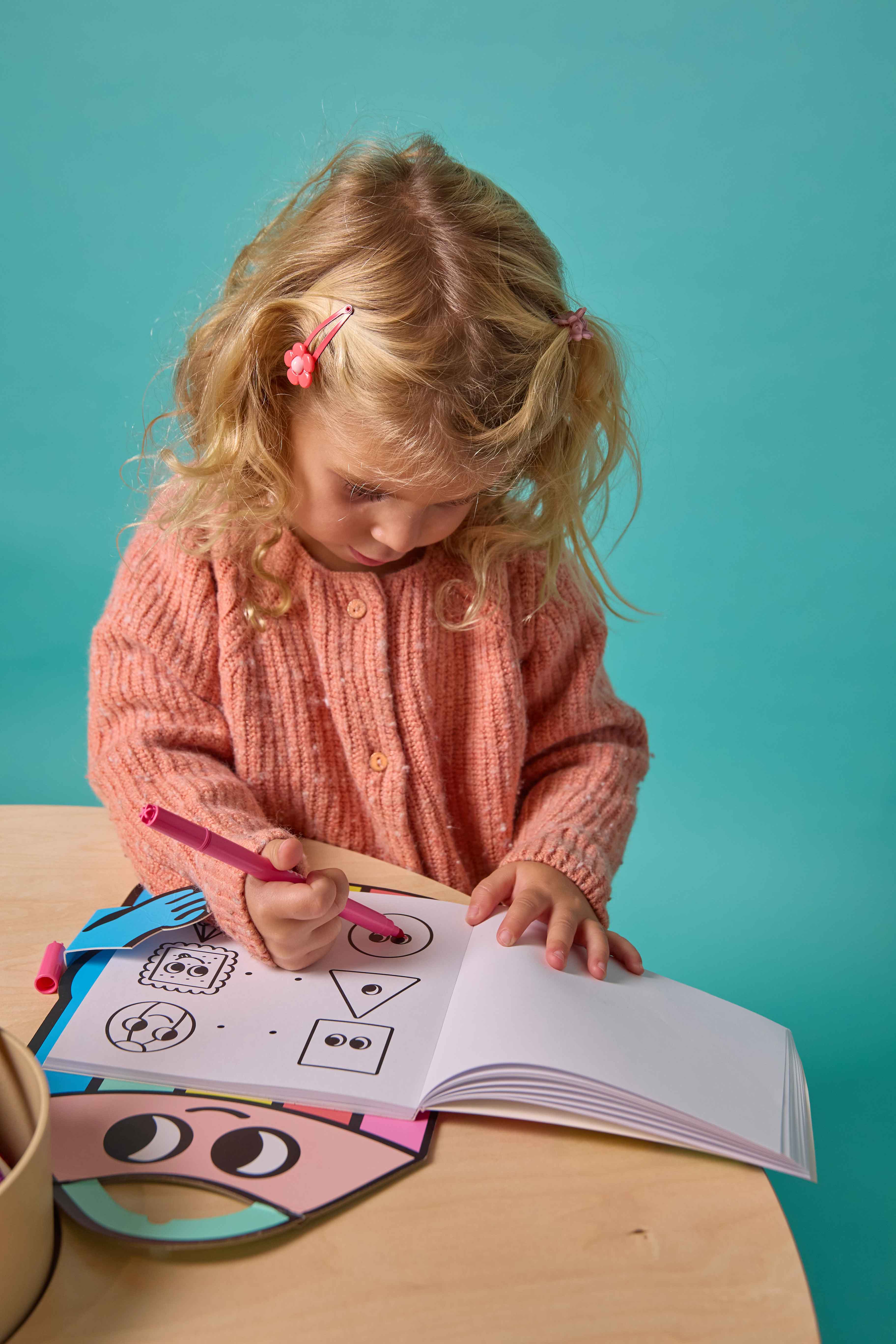 OMY Montessori Stickers Book Geometric Shapes — colouring and sticker book - MONTESSORI_STICKERS_BOOK_CRAYON_AMBIANCE_2