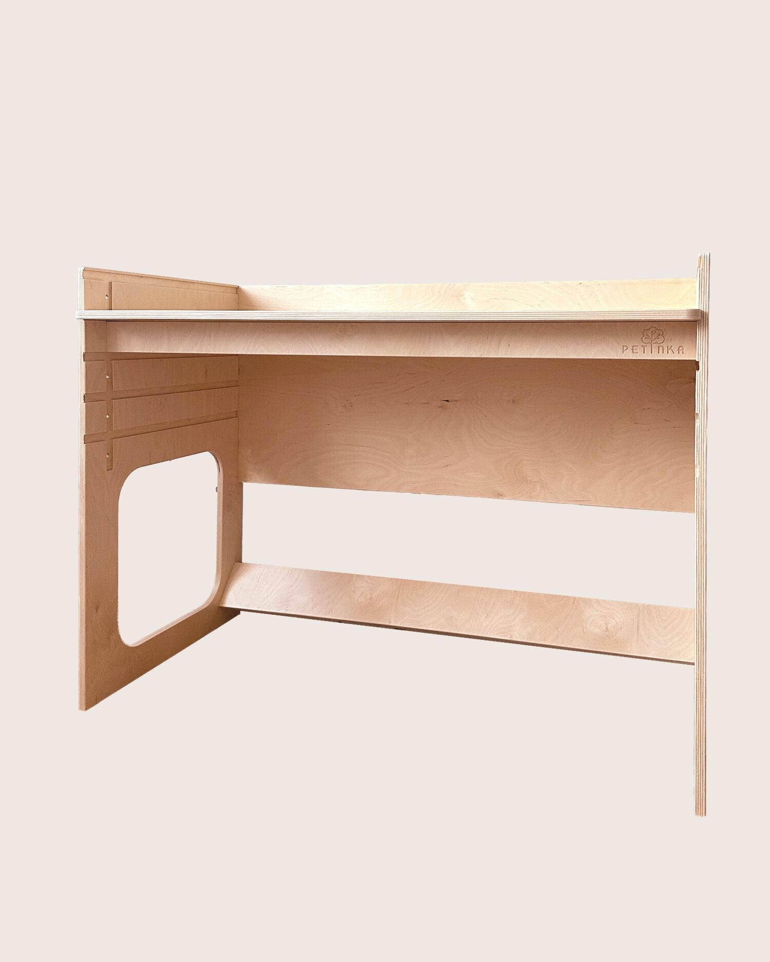 AGGIE growing desk – side view with height adjustment slots