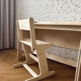 AGGIE growing chair at the AGGIE desk in a kids room