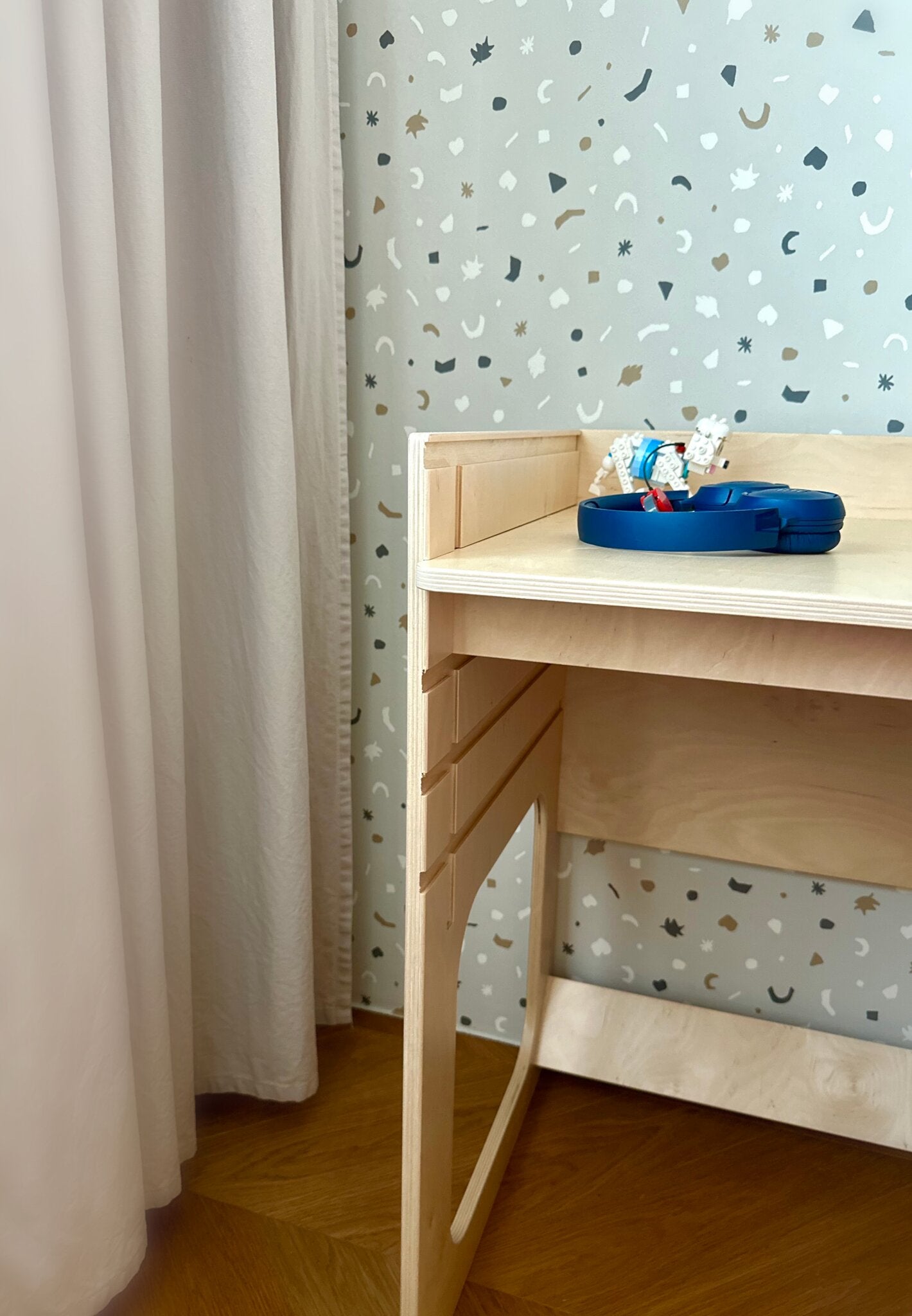AGGIE growing desk in a kids room