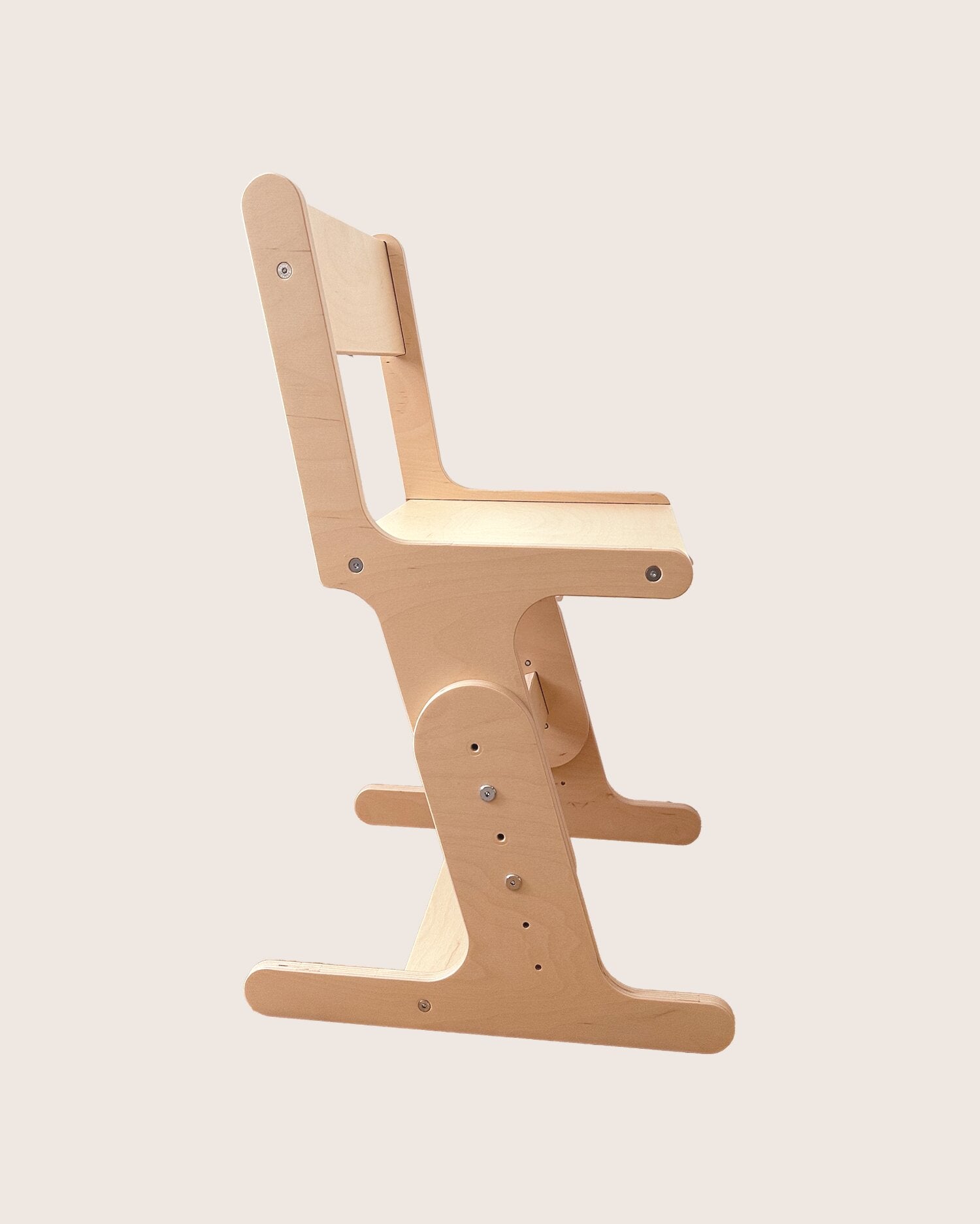 AGGIE growing school chair – side view with seat height positions