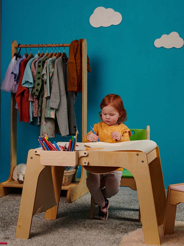 Dřevěný dětský stůl PETINKA s papírovou rolí
