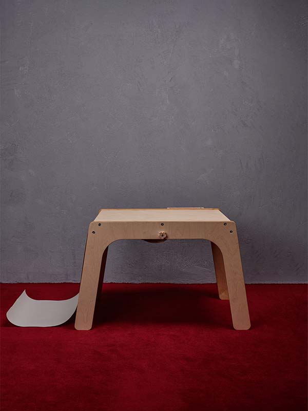 dřevěný dětský stůl s papírovou rolí