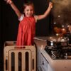 dřevěný kuchyňský pomocník pro děti